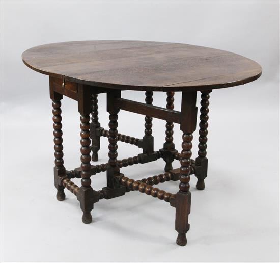 An early 18th century oak gateleg table,(-)